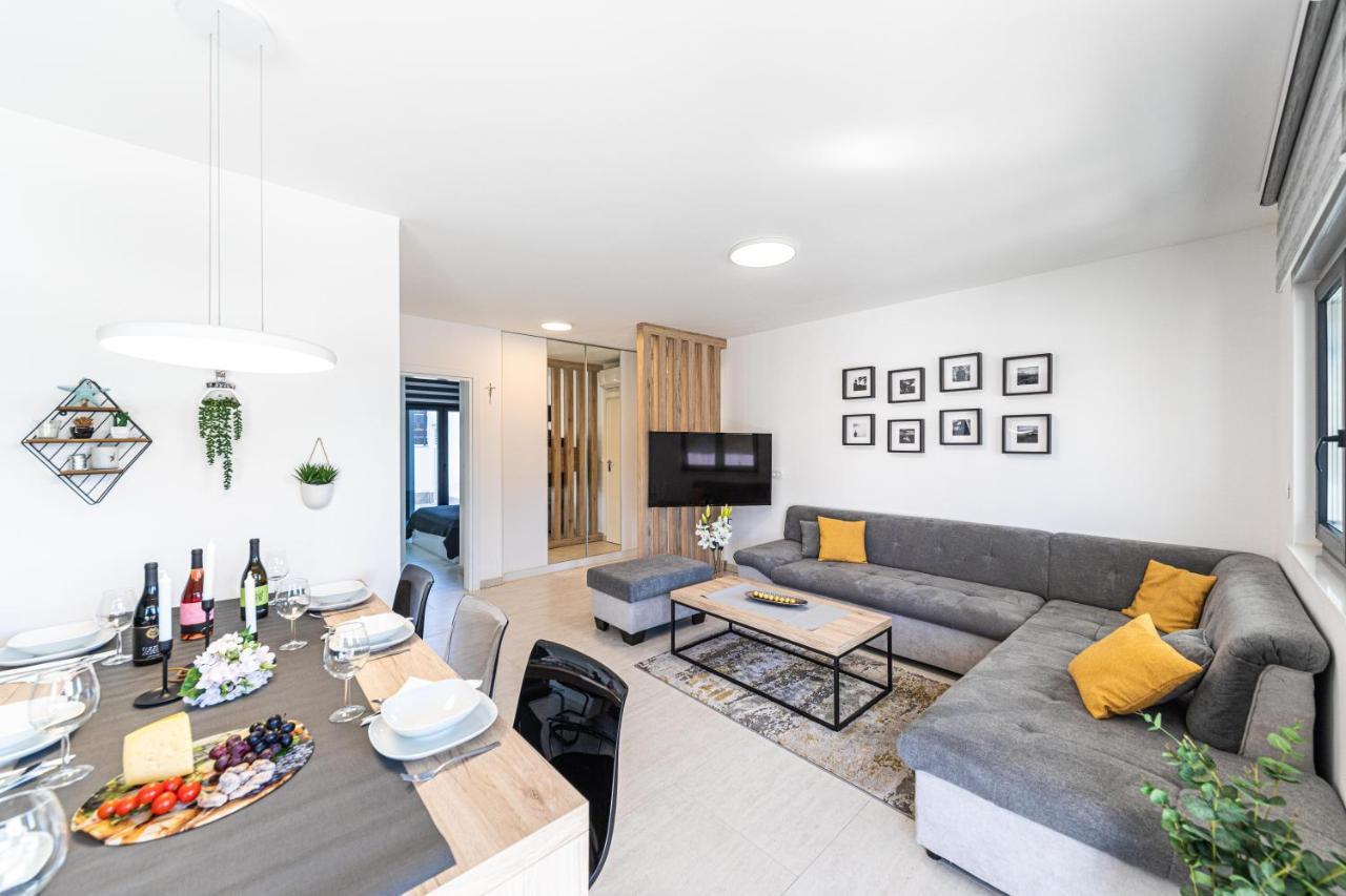 Luxury Apartment Pia With Swimming Pool And Grill Трогір Екстер'єр фото